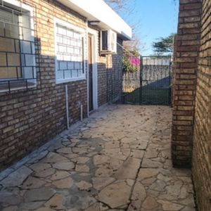 Alquiler Apartamento Tipo Casa De 2 Dormitorios En La Teja