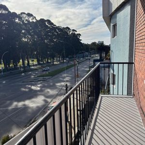 Apartamento Al Frente: 2 Dormitorios, 2 Baños Y Balcón En La Blanqueada