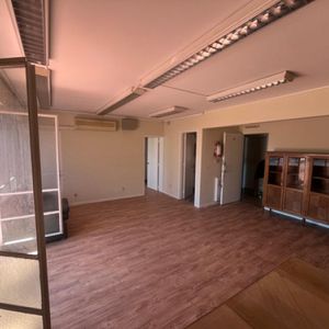 Alquiler De Oficina Amplia Con Balcón En Ciudad Vieja