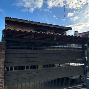 Casa 3 Dormitorios, 2 Baños, Garage Y Barbacoa En Pérez Castellanos
