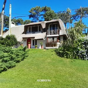 Casa Quincho 3 Dormitorios + 2 Adicionales, Piscina & Barbacoa En Venta