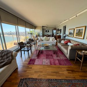 Apartamento De Categoría Con 3 Dormitorios Y Servicio Frente A Rambla De Pocitos