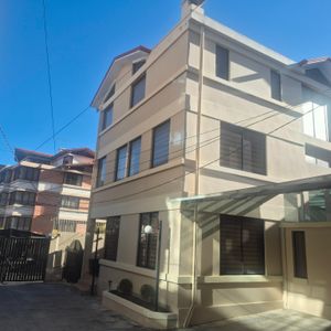En Venta En Pleno Centro De Achumani Casa De 4 Dormitorios 