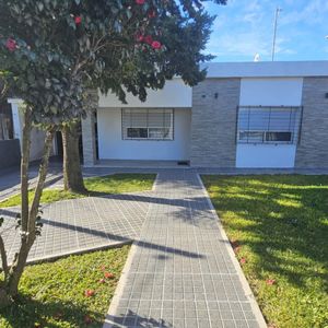 Hermosa Casa, De Gran Presencia Y Excelente Estado De Conservación.