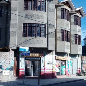  En Venta Casa Zona Comercial $250.000 Dueño Vende Hermosa Casa En Quillacollo . Ref Cel 60356517 - 79765098 •  Superficie 310mts2 •  Dos Departamentos Cada Uno Con 3 Habitaciones ,sala, Comedor, Cocina, Baños. • Planta Baja Con 3 Tiendas, Depósito ,baños