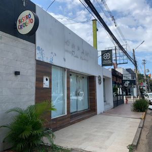Pequeño Showrrom Imponente En La Mejor Ubicación Equipetrol