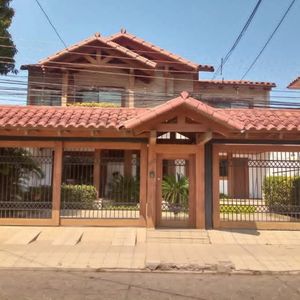Lujo Y Calidez En Finos Acabados De Madera – Casa En Venta En Santa Cruz 