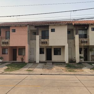 Casa En Alquiler En Hermosa Urbanización 