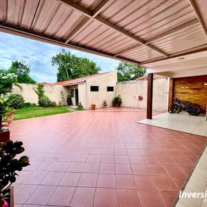 Casa De 6 Dormitorios En Venta Sobre Avenida 