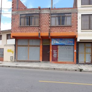 Casa Centrica...comercial...dos Departamentos Habitables Con Todos Los Servicios....papeles Al Dia Con Folio...250 Mts...precio 240 Mil Dolares Ofertable...se Acepta Financiamiento Bancario...☺mas Info Al Cel:65355812☺