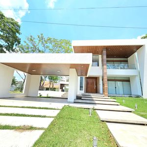 Casa En Alquiler  De 3 Dormitorios En Suite En Cond. Urubo Golf