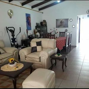 Linda Casa De Tres Dormitorios, Ampli Jardín Y Con Chalette En La Parte Trasera