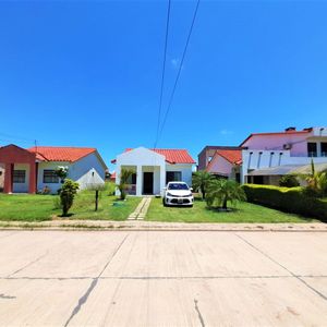 Casa En Anticrético Con Terreno Amplio Dentro Del  Condominio Ciudad De Este I
