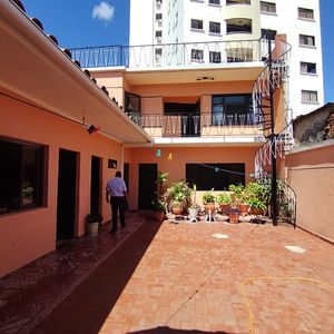 Casa Céntrica En Venta - 5 Dormitorios
