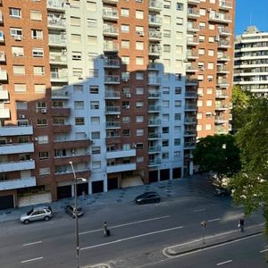 Apartamento Tres Cruces. Quinto Piso Al Frente. Muy Luminoso, De Un Dormitorio.