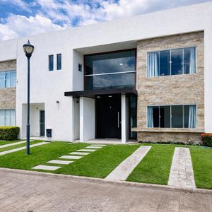 Casa En Alquiler En El Condominio Villa Esmeralda (av. Pedro Velez 5to Anillo)