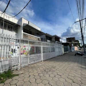 Alquiler – Casa Comercial Con Depósitos Y Oficinas