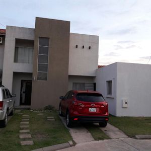 Casa Grande En Urbanizacion En La Mejor Zona 
