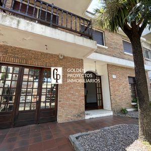 Casa Mas Apartamento En Venta Cuatro Dormitorios Y Tres Baños Buceo.