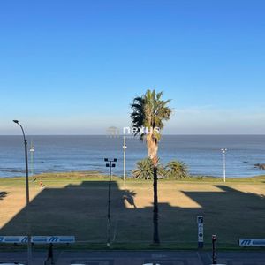 Venta Apartamento Con 2 Garages En Punta Carretas, Sobre Rambla