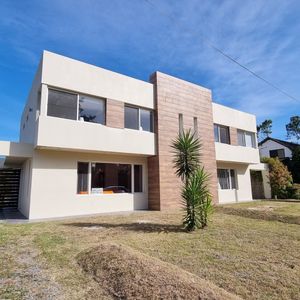 Punta Colorada Dueño Alquila Casa 3 Dorm 3 Baños Fdo Verde Piscina Clim.