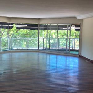 Dueño Vende - Apartamento Frente Al Golf - Living Comedor, Tres Suites, Servicio