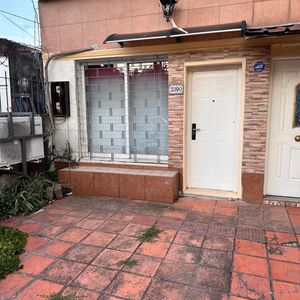 Pérez Castellanos Prox. Antel Arena.Cálida  Casa Planta Baja Independ. Con Living Comedor De 25 Mts2 Y Estufa A Leña. 1dormitorio Enorme. De 25 Mts2 . Baño Completo.cocina Definida.patiecito