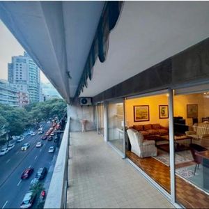 Gran Apartamento (168mts2 Totales  Impecable,vivienda O Estudio1 Garage Enorme Cabe Camioneta Grande O 2 Autos Chicos/medianos. Vigilancia Presencial Y Remota 24 Hs. . Luz Y Sol