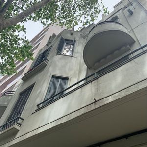 Centro Sur . Venta Con Renta. Apartamento Amplio Y Luminoso De 3 Dormitorios Y Servicio 2 Baños Nuevos Cocina Definida (X  Escalera )disponible En Venta  Junio 2026