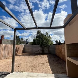 Venta A Estrenar ! Preciosa Casa San José De Carrasco Al Sur , 3 Dormitorios 2 Baños , Fondo Amplio Con Pérgola Y Parrillero .