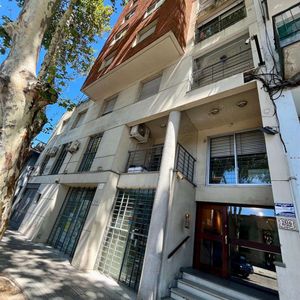 Tres Cruces ! Oportunidad!buen Apartamento A Pasos Shopping , Bvar Artigas,8 De Octubre,78 Mts2,4 Dormitorios 2 Baños Amplia Cocina Semi Integrada Con Barra.2 Baños. Barbacoa.