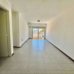 Tres Cruces ! Oportunidad!buen Apartamento A Pasos Shopping , Bvar Artigas,8 De Octubre,78 Mts2,4 Dormitorios 2 Baños Amplia Cocina Semi Integrada Con Barra.2 Baños. Barbacoa.( Opción Garage