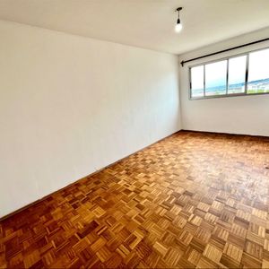Aguada. Oportunidad Inversión O Vivienda .luminoso Y Cálido  Apartamento Al Frente De  2 Dormitorios , 1 Baño, Cocina Definida. Muy Buen Estado Preciosa Vista . Pròximo Palacio Legislativo.