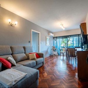 Parque Batlle/ La Blanqueada. . Venta De Sólido Y Luminoso Apartamento  Amoblado . 2 Dormitorios.  Con Balcón. Calefacción Central. A Pasos Del Parque ..