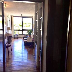 Cordón Sur . Apartamento Al Frente , Muy Buen Estado, Por Ascensor . Consta De Living Comedor Gran Ventanal Al Piso. 2 Dormitorios  . Cocina Definida . 1 Baño Completo. Muy Buena Ubicación