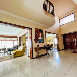 Casa Elegante En Barrio Urbari