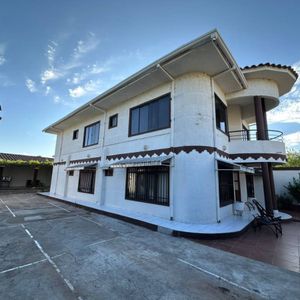 Amplia Casa En Venta – Zona Colorada (6to Anillo, Zona Sur)