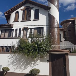 Hermosa, Amplia Y Calida Casa En Bajo Irpavi, Zona Sur. 