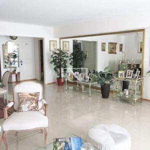 Venta Apartamento Dos Dormitorios Pocitos Servicio Completo Y Garaje