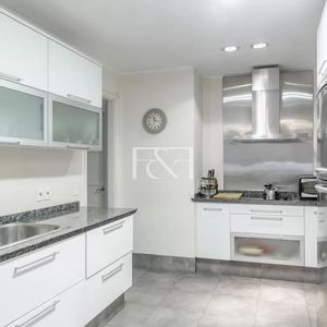 Venta Apartamento De Estilo Cinco Dormitorios Y Servicio Completo Centro