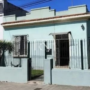 Venta Casa De Dos Dormitorios Con Patio En Colón