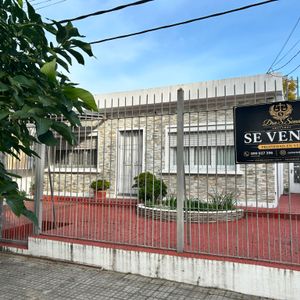 Dos Amplias Viviendas Próximas Bv Artigas Y Av Burgues