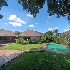 Amplia Casa En Alquiler Con Piscina Zona Norte Condominio Ciudad Jardin