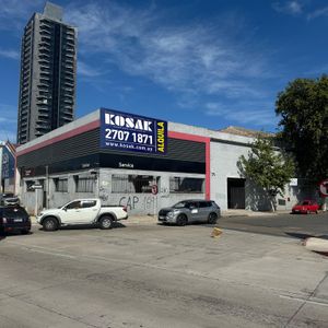 Gran Local Comercial En Rambla Portuaria