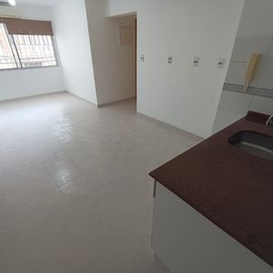 En Pleno Centro, Próximo A Plaza Cagancha, Ort. Amplio Apto C/ Patio Uso Exclusivo! Vivienda O Escritorio