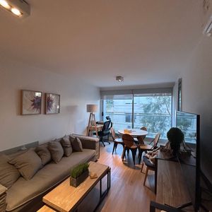 Exclusivo Apartamento Amoblado De 1 Dormitorio En Alquiler Frente Al Lago En Parque Miramar.