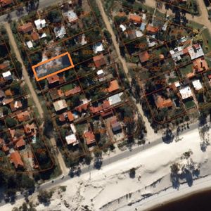 Terreno A Metros Del Mar, Excelente Zona