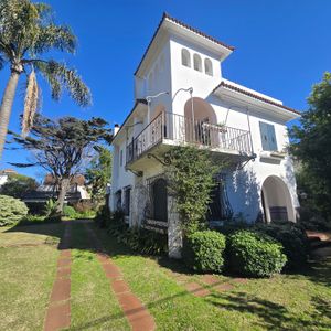 Alquiler En Carrasco: Vivienda O Empresa, 300 M², Barbacoa Y 1.200 M² De Terreno