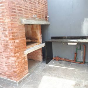 Con Renta. Moderna Casa En 3 Plantas, Rimac  Y Pilcomayo. Parrillero, Cochera