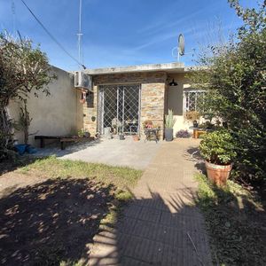 Venta De Casa De Dos Dormitorios, Lezica, Montevideo
